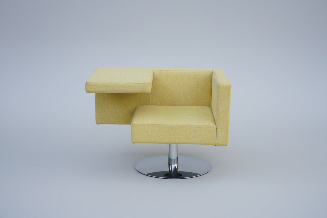 OFFECCT Solitaire gul loungestol med integreret bord og krom drejesokkel set forfra