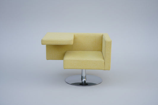 OFFECCT Solitaire gul loungestol med integreret bord og krom drejesokkel set forfra