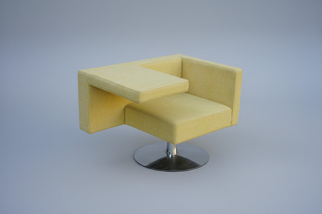 OFFECCT Solitaire loungestol i gul med integreret bord og krom drejesokkel set skråt