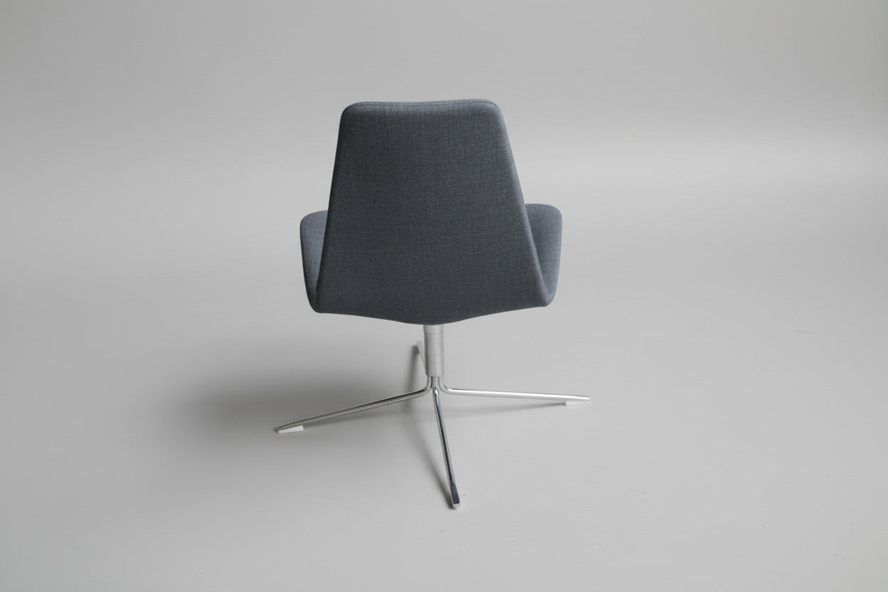 Offecct Spoon High loungestol i grå polstring set bagfra med elegant krom stel og moderne loungedesign.