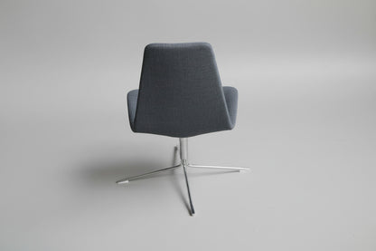 Offecct Spoon High loungestol i grå polstring set bagfra med elegant krom stel og moderne loungedesign.