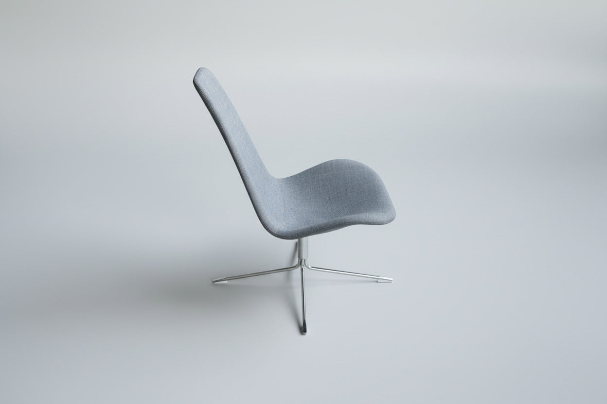 Offecct Spoon High loungestol i grå polstring set fra siden med stilrent krom stel og 40 cm siddehøjde.