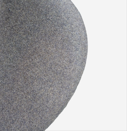 Close-up af eksklusiv grå uldpolstring på Offecct Spoon High loungestol med krom stel.