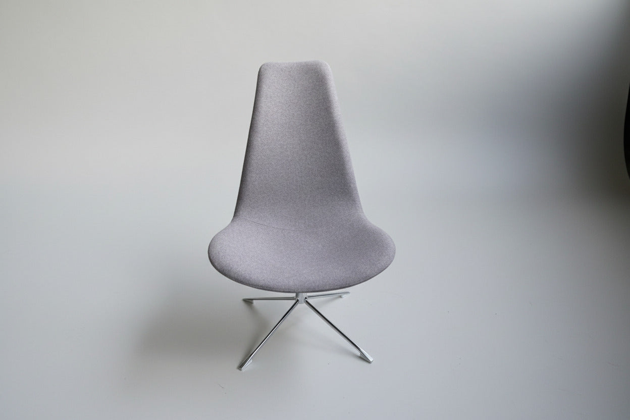 Offecct Spoon High loungestol i grå uld set forfra med elegant krom stel og 40 cm siddehøjde.