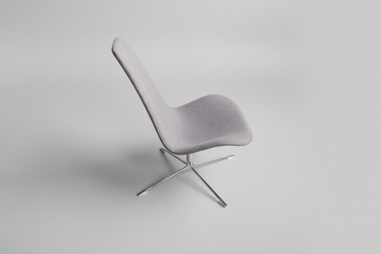 Offecct Spoon High loungestol i grå uld set fra siden med elegant krom stel og komfortabel 40 cm siddehøjde.