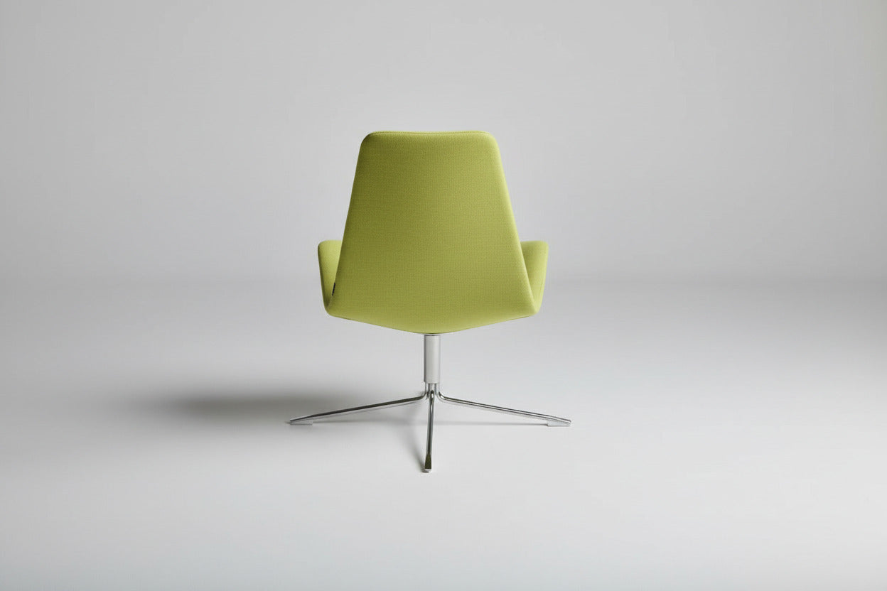 Offecct Spoon High loungestol i grøn polstring set fra siden med krom stel og komfortabel siddehøjde.