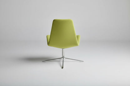 Offecct Spoon High loungestol i grøn polstring set fra siden med krom stel og komfortabel siddehøjde.