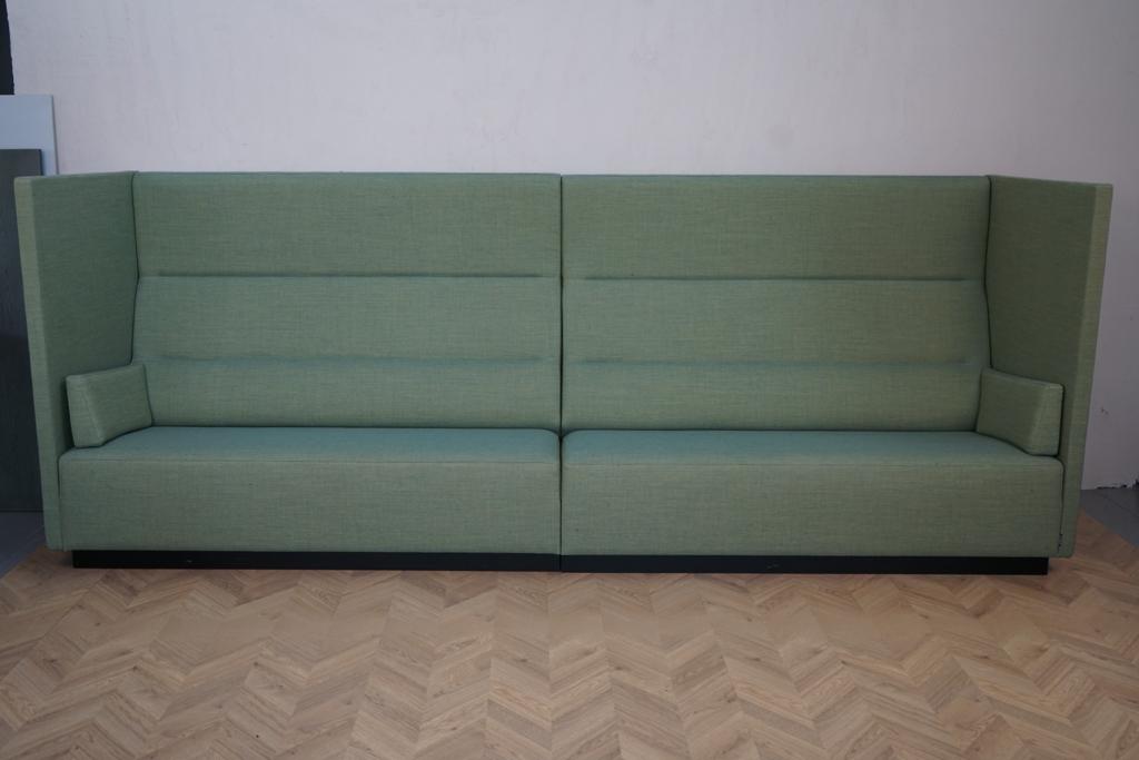 Offect samtalesofa i grøn set forfra – akustiksofa med høj ryg og plads til to personer, velegnet til stillezoner og møder.