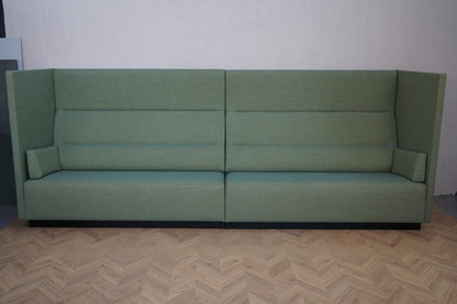 Offect samtalesofa i grøn set forfra – akustiksofa med høj ryg og plads til to personer, velegnet til stillezoner og møder.