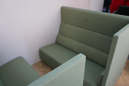 Topvinkel af Offect grøn akustiksofa med lydabsorberende vægge – modulopbygget kontorsofa med fleksibel placering.