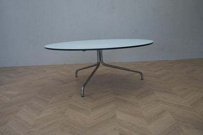 Offect sofabord i hvid med krom stel, diameter 100 cm, set på afstand i loungeområde – stilfuldt og funktionelt design.