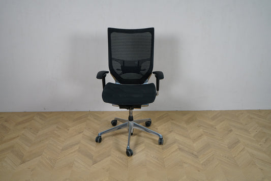 Okamura Baron kontorstol med armlæn set forfra, med sort mesh-ryg og krom fodkryds.