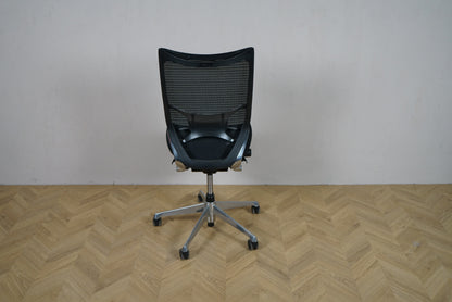 Okamura Baron kontorstol uden armlæn set bagfra, med sort mesh-ryg og krom fodkryds.