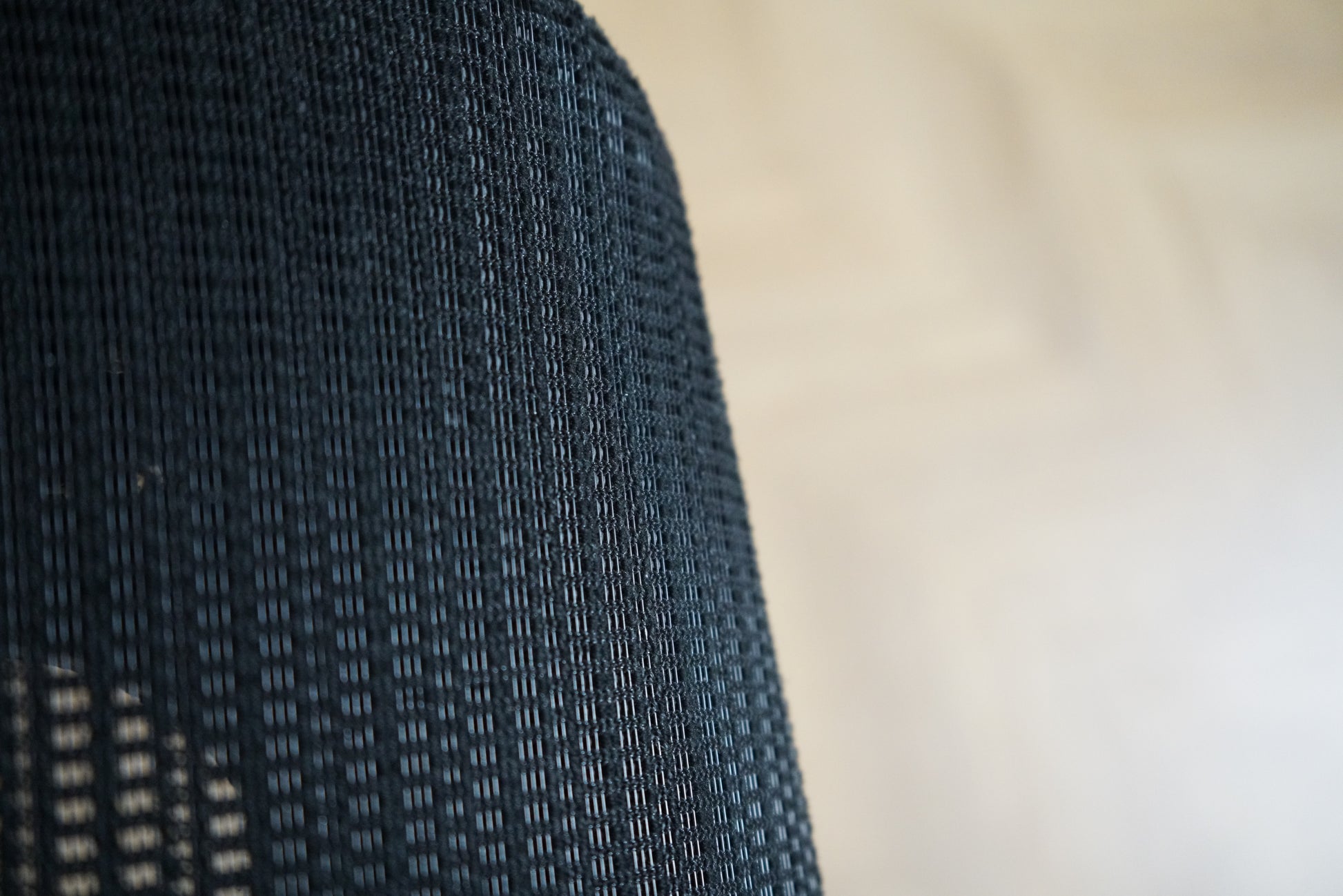 Close-up af Okamura Baron kontorstol uden armlæn, med detaljer af mesh-ryg og sæde.