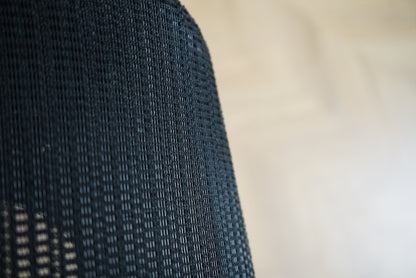 Close-up af Okamura Baron kontorstol uden armlæn, med detaljer af mesh-ryg og sæde.