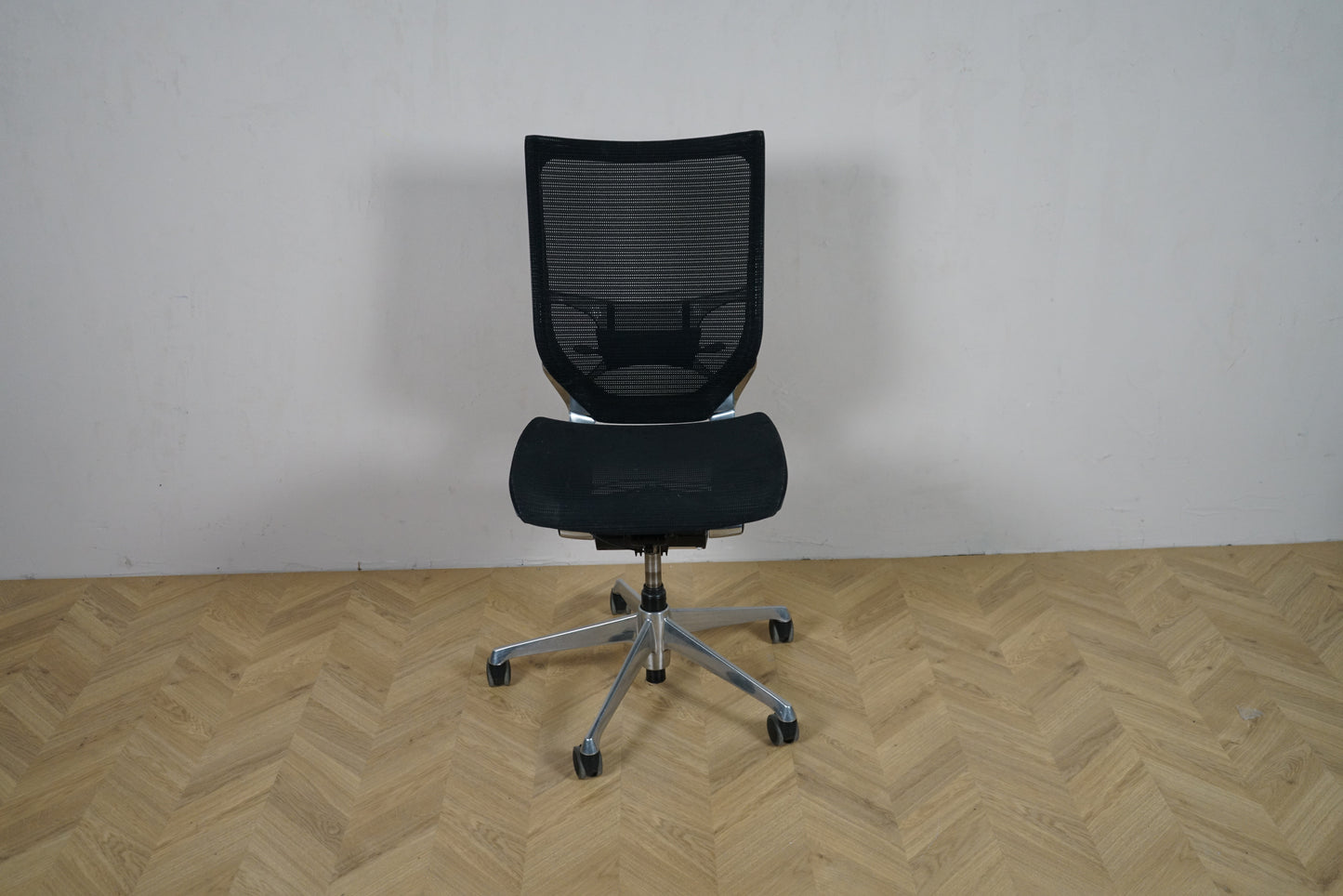 Okamura Baron kontorstol uden armlæn set forfra, med sort mesh-ryg og krom fodkryds.