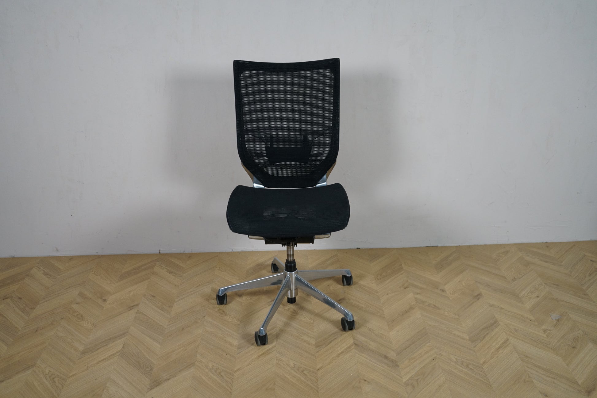 Okamura Baron kontorstol uden armlæn set forfra, med sort mesh-ryg og krom fodkryds.