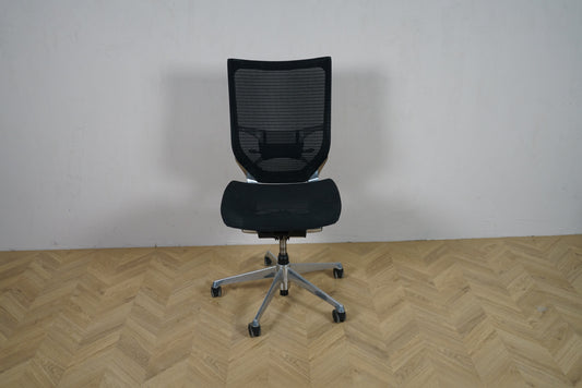 Okamura Baron kontorstol uden armlæn set forfra, med sort mesh-ryg og krom fodkryds.