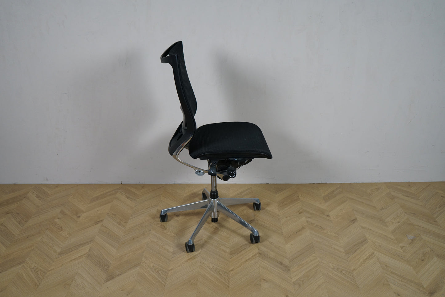 Okamura Baron kontorstol uden armlæn set fra siden, med ergonomisk mesh-ryg og krom stel.