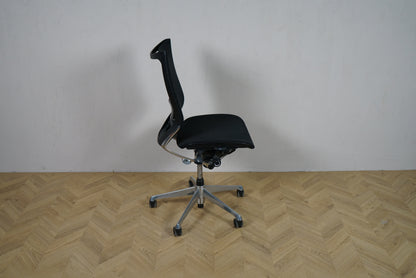 Okamura Baron kontorstol uden armlæn set fra siden, med ergonomisk mesh-ryg og krom stel.