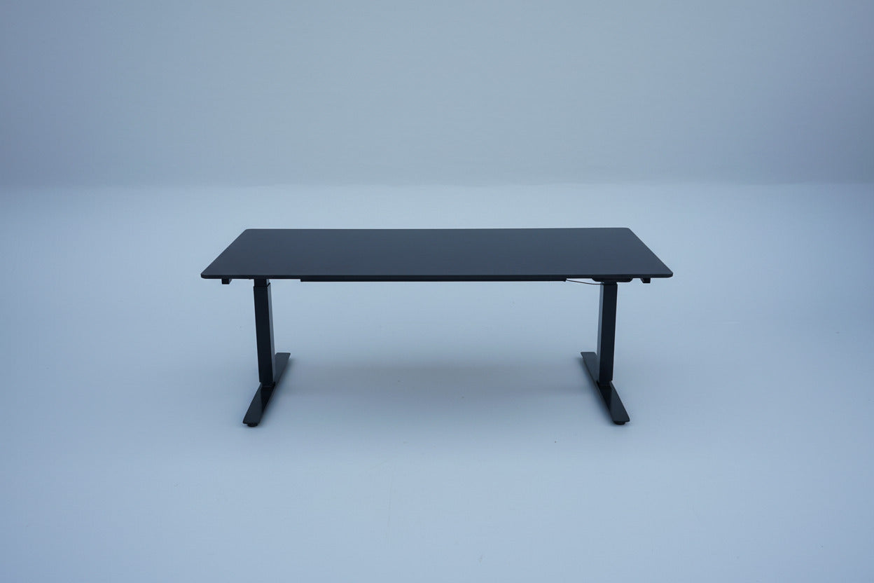 Omann skrivebord i sort laminat til kontor setup