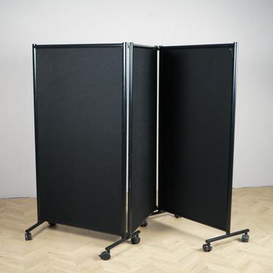 One udstillingsskærm i sort, 170x228 cm, 3-delt set forfra – elegant og stilfuld rumdeler og informationsskærm.