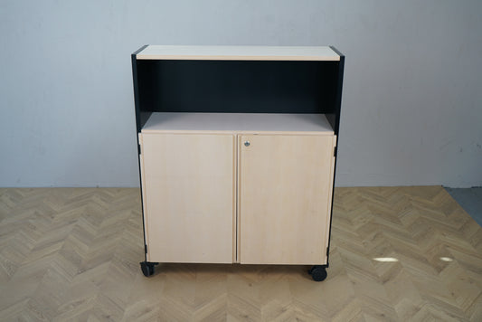 Opbevaringsskab med hjul og låsbare låger – set forfra, 96x35x119 cm