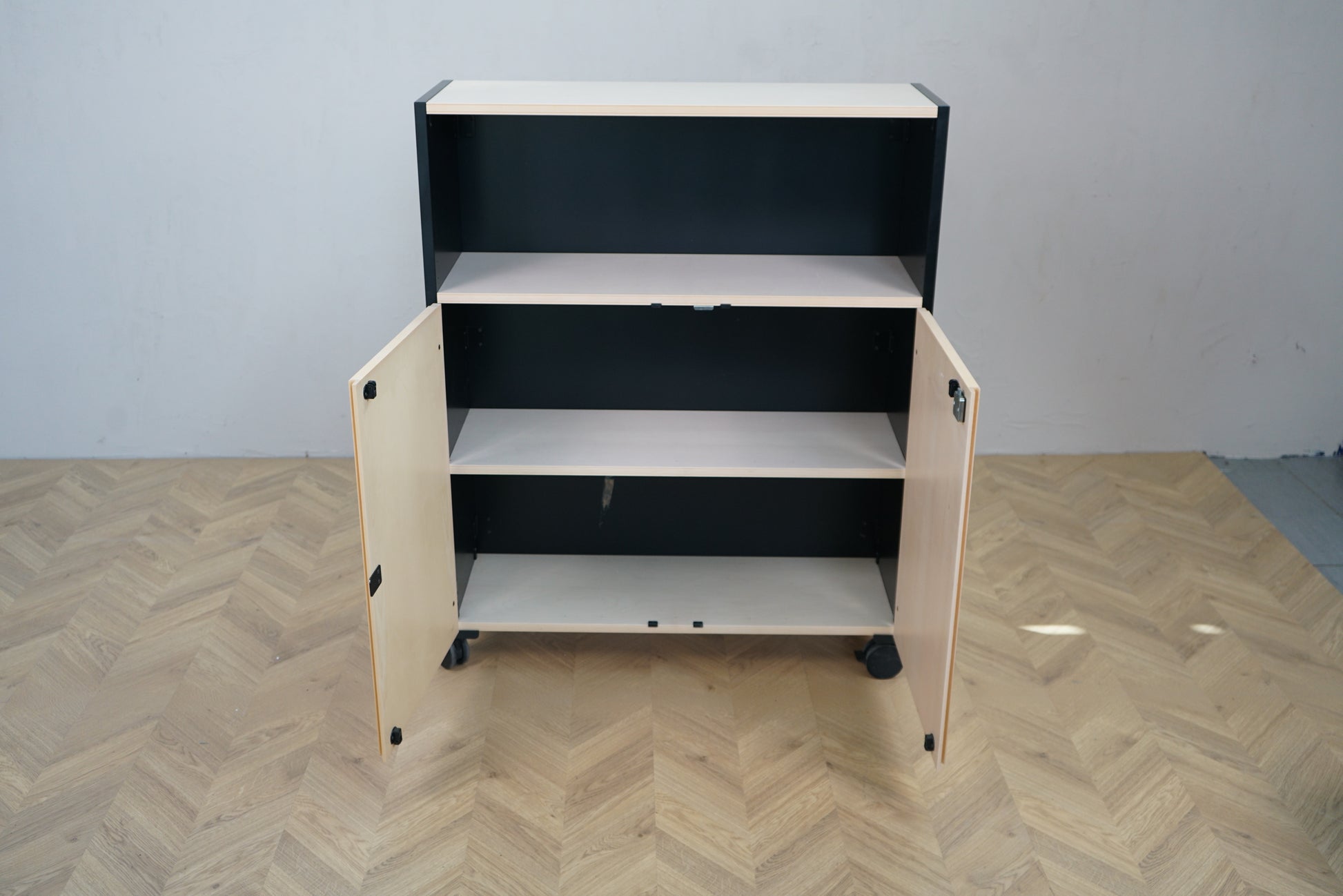 Opbevaringsskab med hjul og hylder – set forfra med åbne låger, 96x35x119 cm