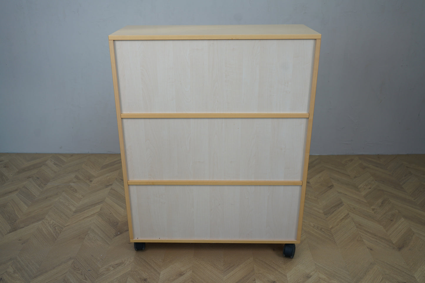 Opbevaringsskab på hjul med lys træramme – set bagfra, 92x38x120 cm