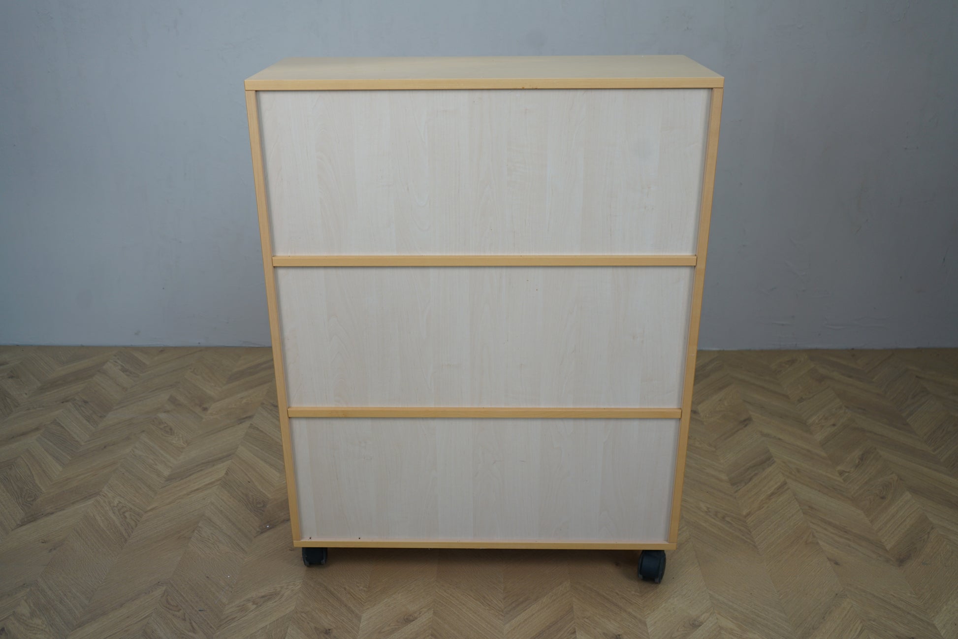 Opbevaringsskab på hjul med lys træramme – set bagfra, 92x38x120 cm