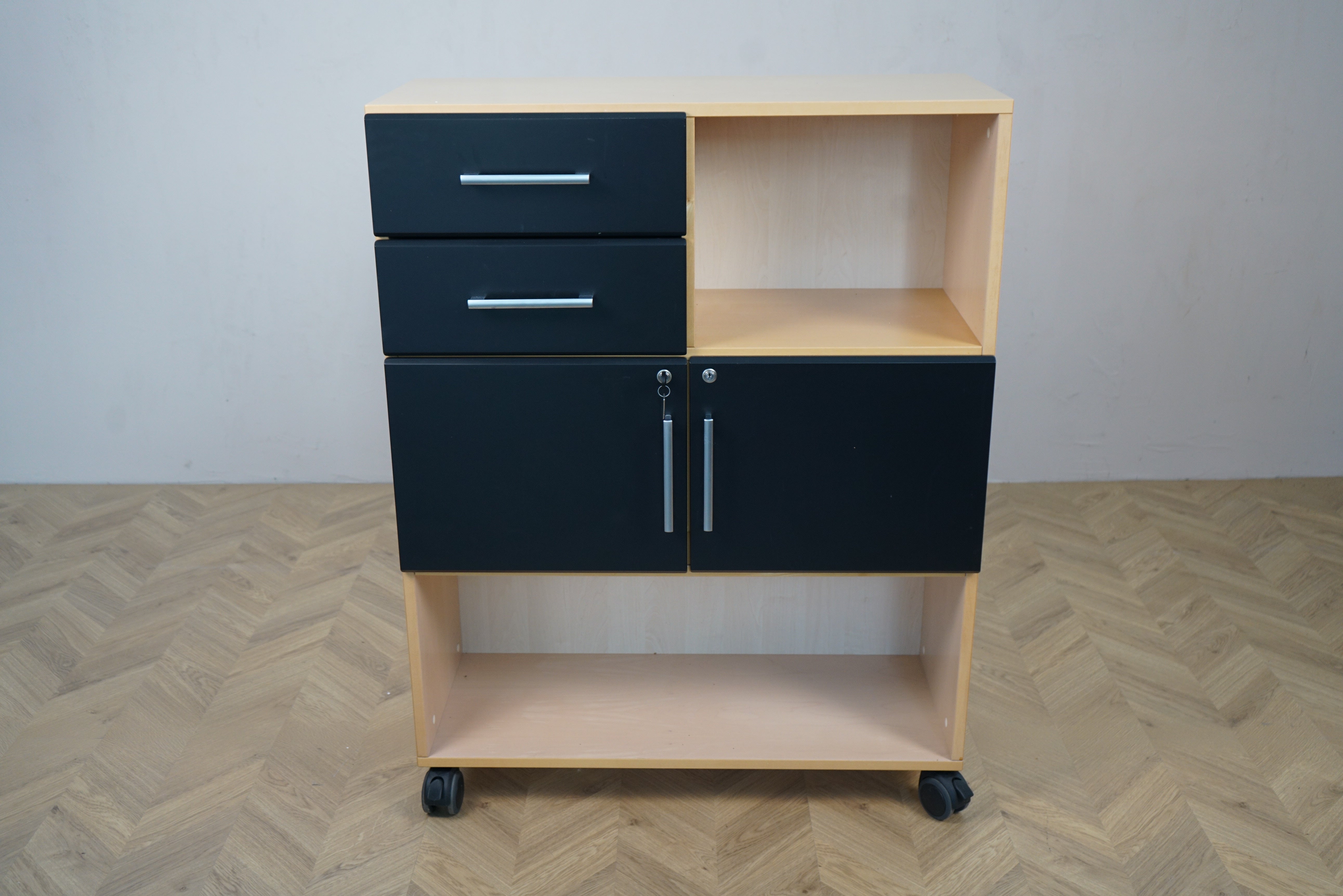 Opbevaringsskab med skuffer, låger og hjul – set forfra, 92x38x120 cm