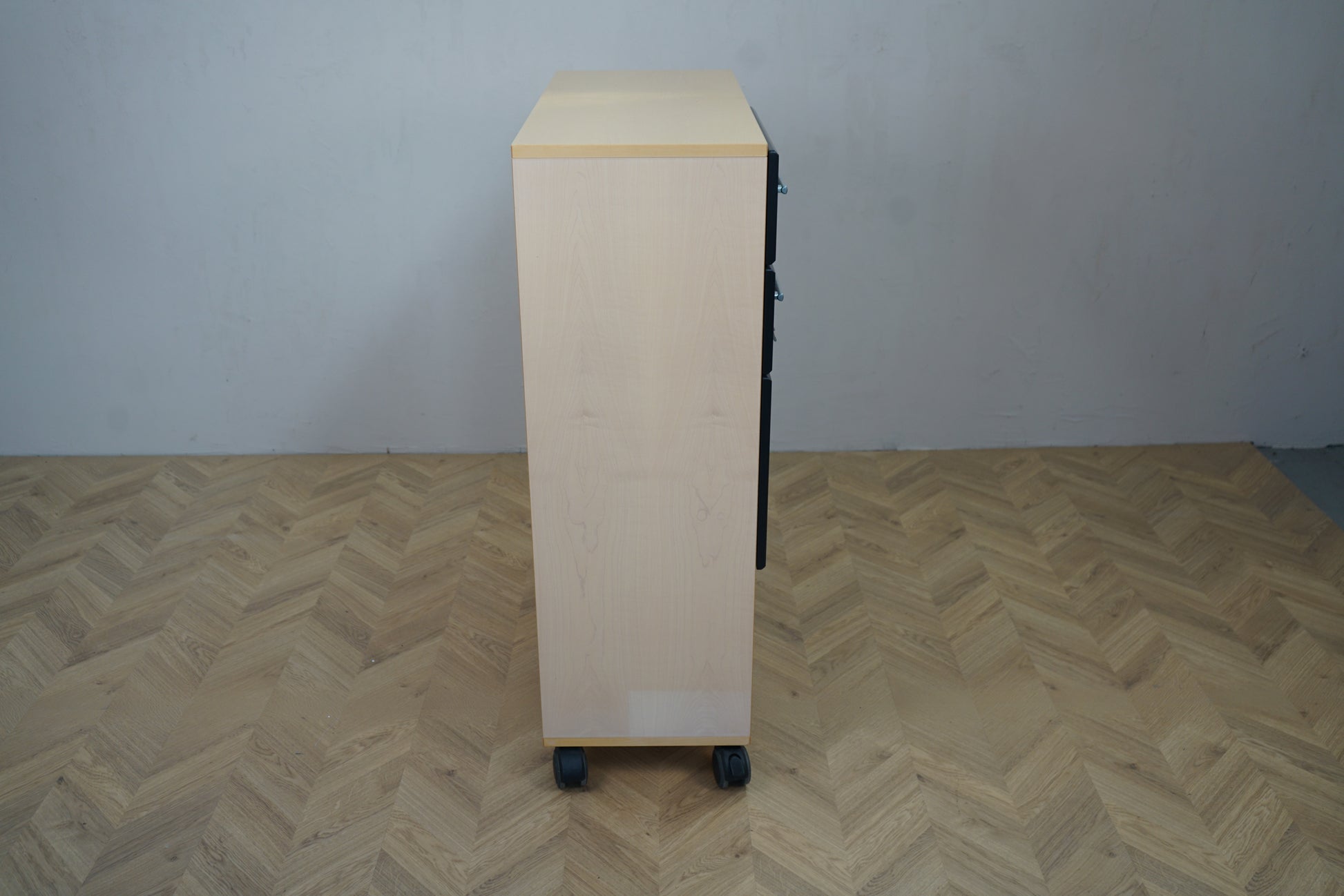 Opbevaringsskab med hjul og kombination af skuffer og låger – set fra siden, 92x38x120 cm