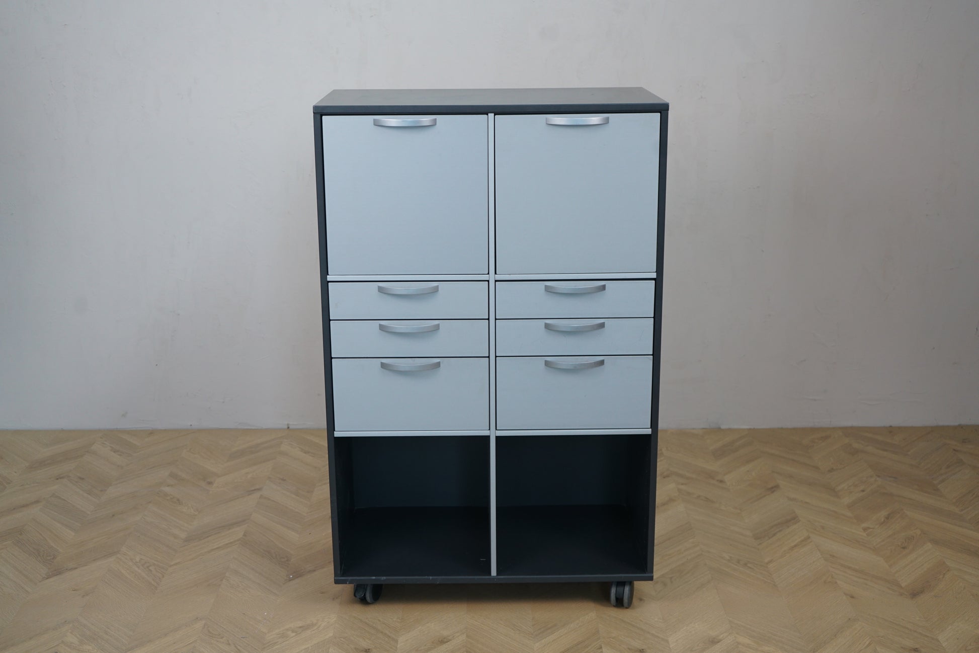 Moderne opbevaringsskab med 8 skuffer og hjul set forfra – 80x44x128 cm
