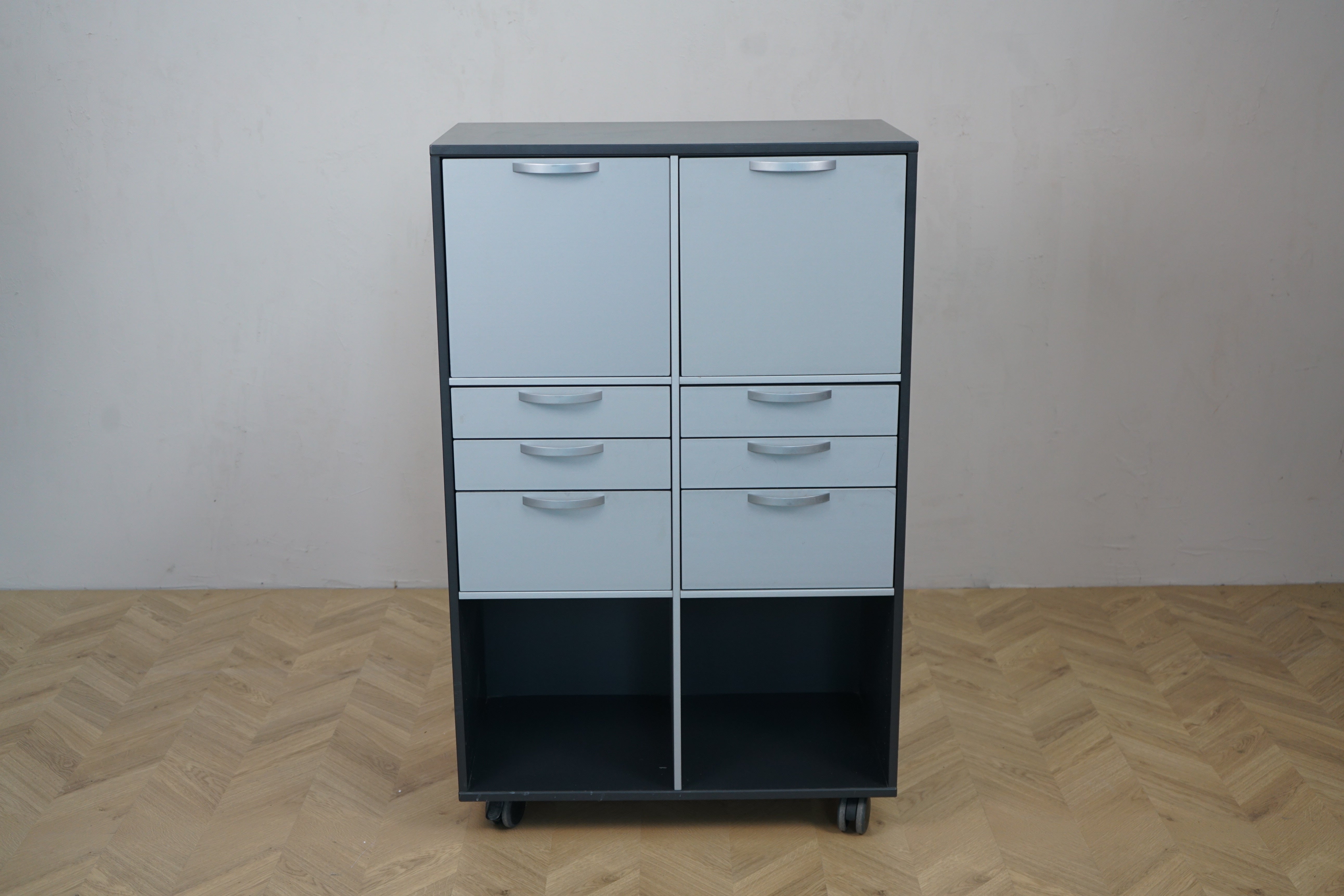 Moderne opbevaringsskab med 8 skuffer og hjul set forfra – 80x44x128 cm