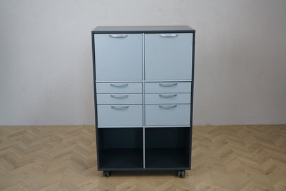 Moderne opbevaringsskab med 8 skuffer og hjul set forfra – 80x44x128 cm