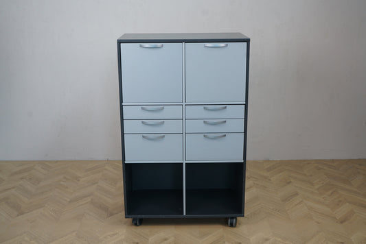 Moderne opbevaringsskab med 8 skuffer og hjul set forfra – 80x44x128 cm