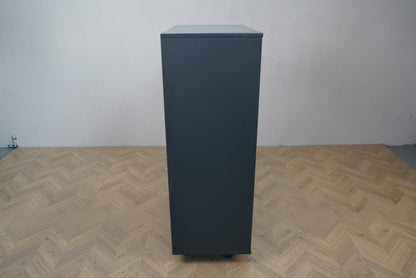 Moderne opbevaringsskab med skuffer og hjul set fra siden – 80x44x128 cm