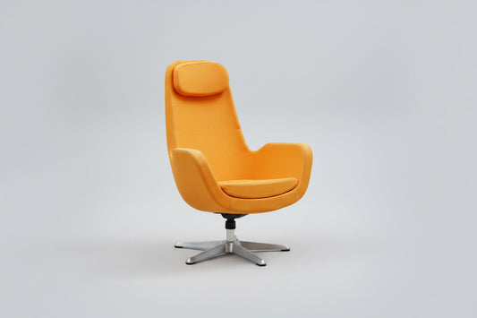Orange loungestol med armlæn, høj ryg og roterbar aluminiumsfod set forfra