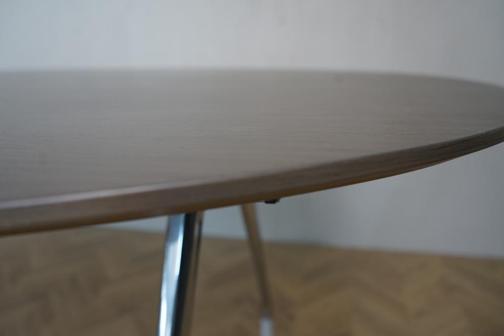 Detaljebillede af bordplade i valnød og forkromet ben på ovalt mødebord 200x108 cm