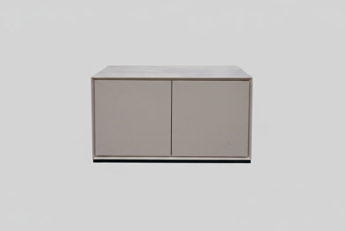 Paustian 2R opbevaringsmodul i lys beige med 2 skabe – set forfra