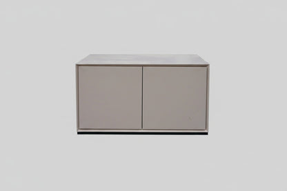 Paustian 2R opbevaringsmodul i lys beige med 2 skabe – set forfra