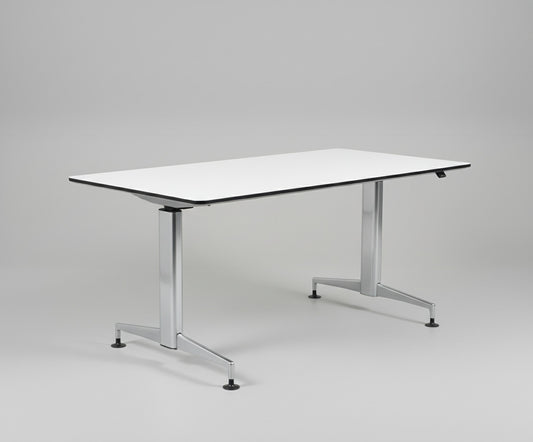 Hæve sænkebord Paustian A-One 180x90 cm i hvid med blankt aluminiumsstel, set i skrå vinkel