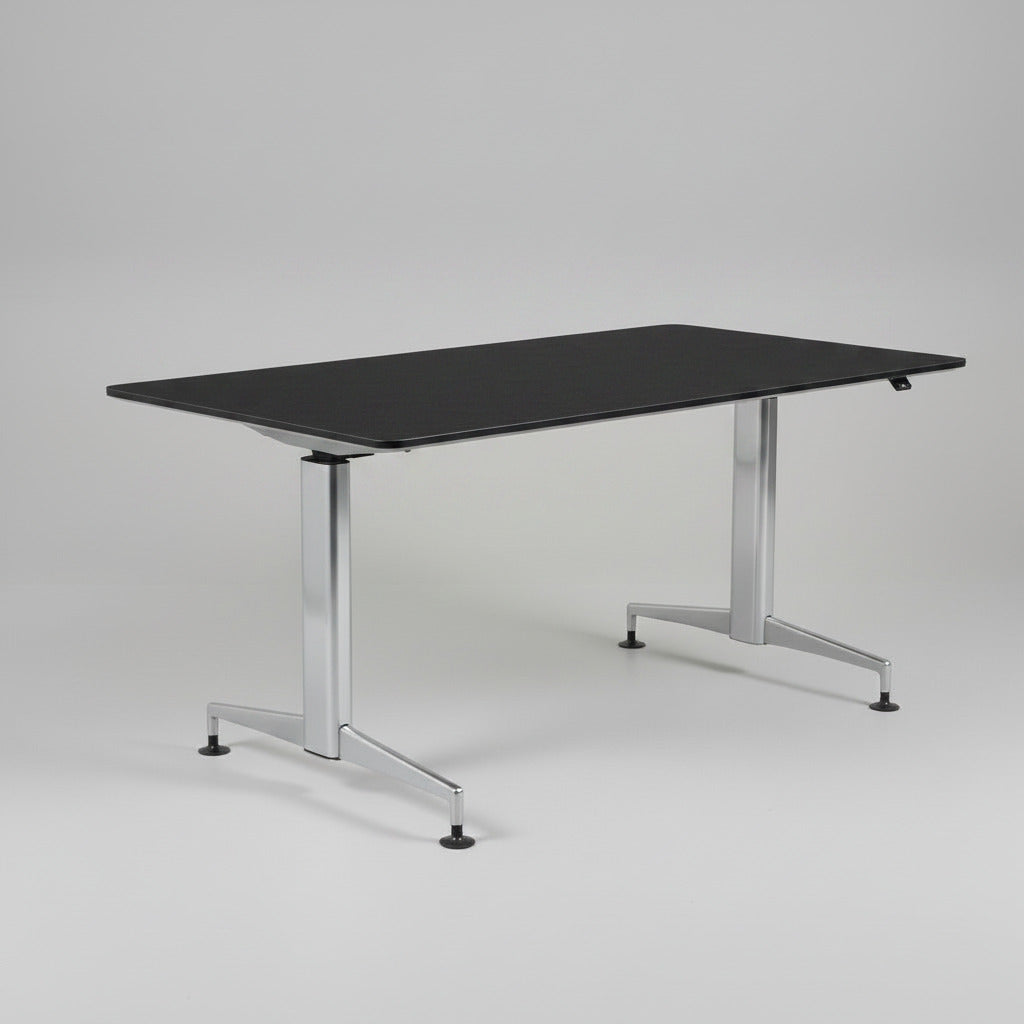 Hæve sænkebord Paustian A-One 180x90 cm i sort med blankt aluminiumsstel, set i skrå vinkel