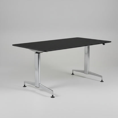 Hæve sænkebord Paustian A-One 180x90 cm i sort med blankt aluminiumsstel, set i skrå vinkel