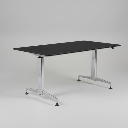 Hæve sænkebord Paustian A-One 180x90 cm i sort med blankt aluminiumsstel, set i skrå vinkel