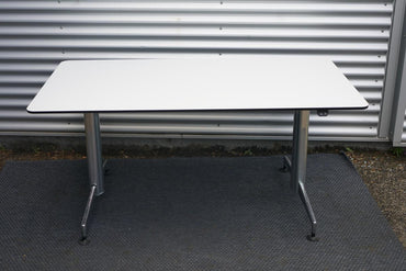 Frontbillede af Paustian A-One hæve-sænkebord i hvid med krom stel, 160x80 cm