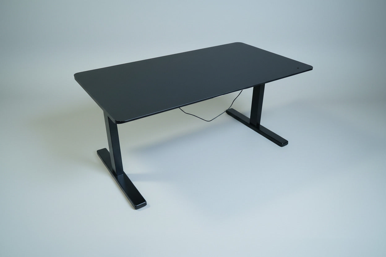 Paustian hæve-sænkebord 140x80 cm med sort linoleum og sort stel – skrå vinkel