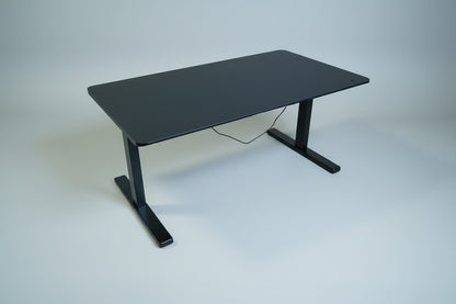 Paustian hæve-sænkebord 140x80 cm med sort linoleum og sort stel – skrå vinkel