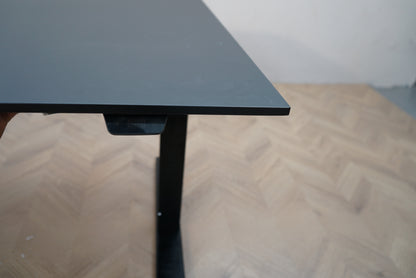 Detaljebillede af sort linoleumsbordplade med affaset kant på Paustian hæve-sænkebord.