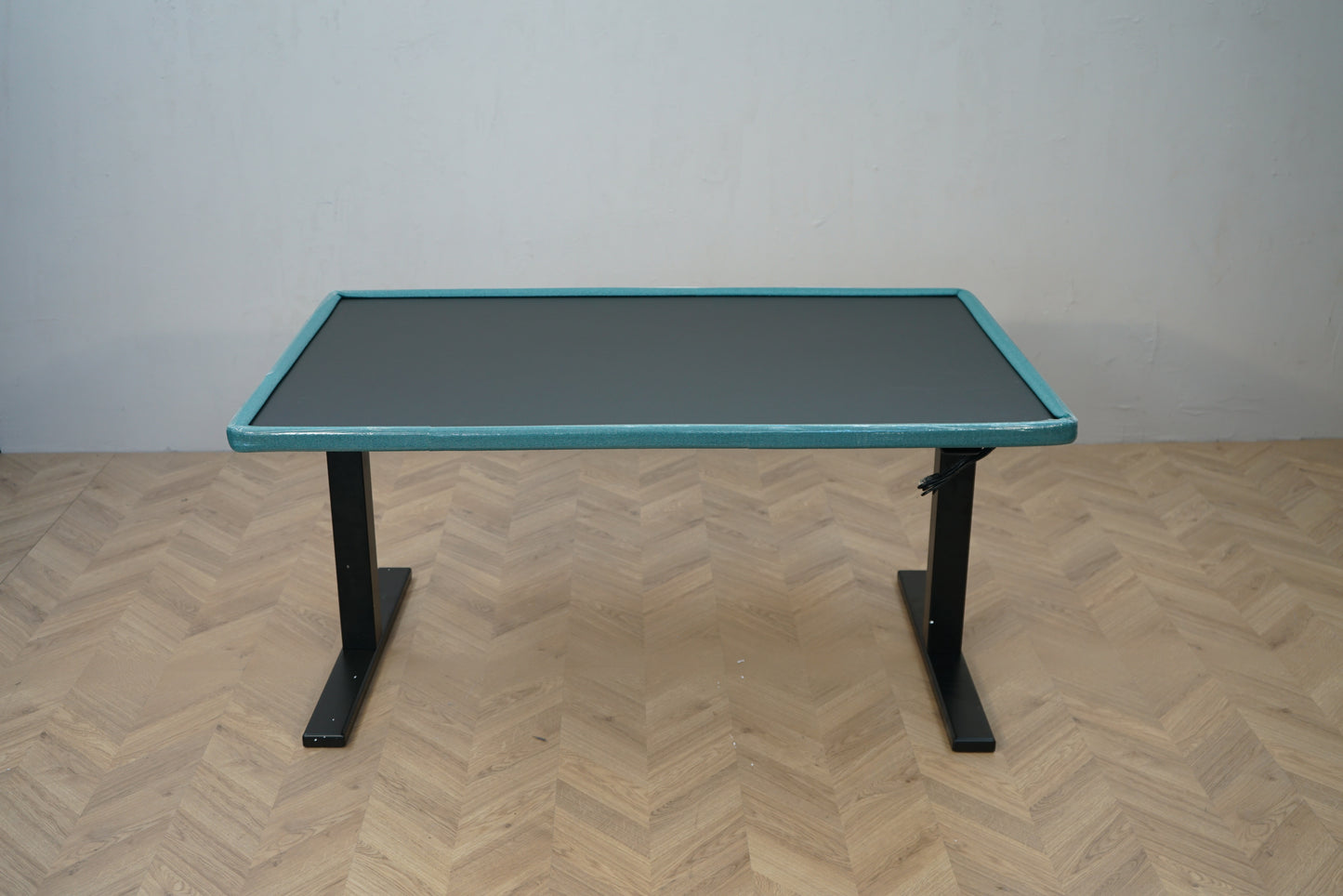 Paustian hæve-sænkebord 140x90 cm pakket og klar til transport set forfra.